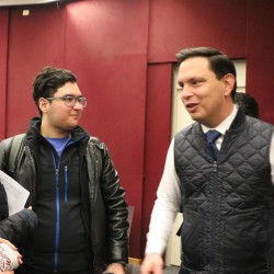 El procurador del Estado Bernardo González platica con estudiantes de Derecho 