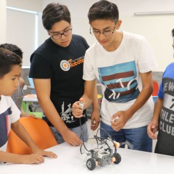 MiniRobótica, servicio social coordinado por alumnos que estudian ingeniería en el Campus Monterrey, Cumplen una década de acercar a niños con la robótica