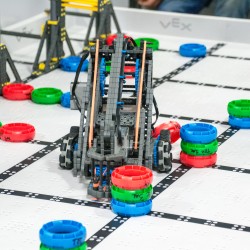 Robot de VEX IQ durante competencia