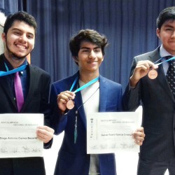 De izquierda a derecha: Diego, Daniel y Brandon con las medallas que obtuvieron