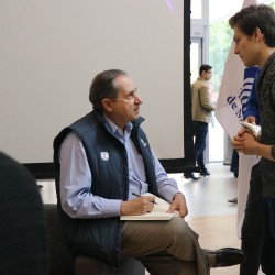 Salvador Alva, presidente del Tec de Monterrey, dialogó con alumnos sobre el libro "Un México posible"