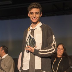 El alumno César Acosta recibió el premio al primer lugar en Monólogos.