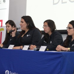 Las representantes del Comité Electoral de la Federación de Estudiantes y las coordinadoras del proyecto Decide 2018, en rueda de prensa informaron a los medios de comunicación sobre el panel a celebrarse el próximo 24 de abril en Querétaro.