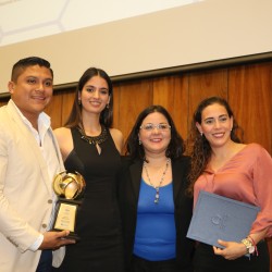 Integrantes de la Asociación EXATEC Saltillo con el Premio Alma Máter