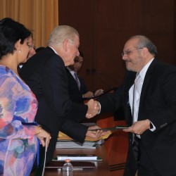 El Dr. Jorge Azpiri López, Director General del Hospital San José TecSalud recibe el reconocimiento.