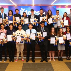 Los 24 jóvenes reconocidos con una beca Líderes del Mañana.