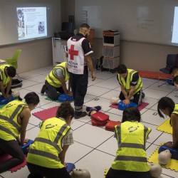 Alumnos practican RCP liderados por la Cruz Roja