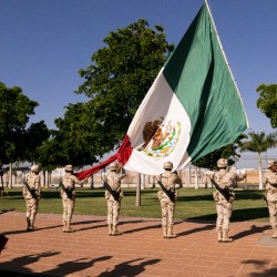 Izando la bandera de México
