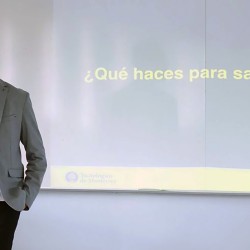 Profesor del campus Querétaro en clase con sus alumnos
