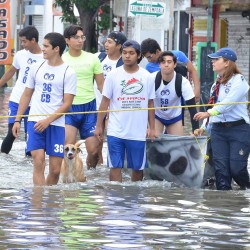 Estudiantes del Tec ayudando en inundación de Torreón