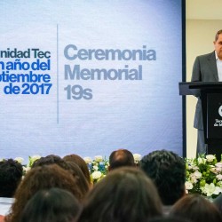 Salvador Alva, presidente del Tec, en la ceremonia memorial del 19 de septiembre