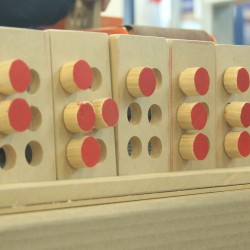 En esta fotografía se muestra como se escribe la palabra Braille en el sistema.