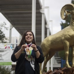 Katia García mostrando sus medallas
