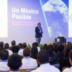 Salvador Alva presentó en campus Puebla su nuevo libro