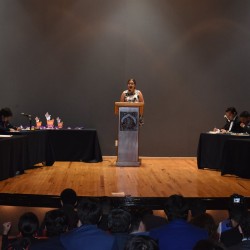 Alumnos de distintas universidades debatiendo en Morelia