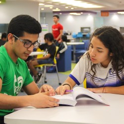 dos alumnos estudiando en Learning Commons
