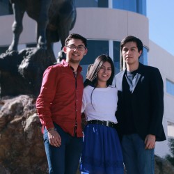 Estudiantes de PrepaTec posando frente a escultura de borrego