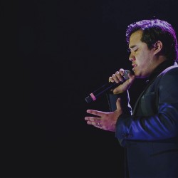 Luis Adrián cantando
