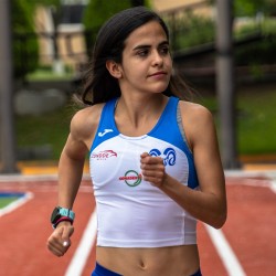 Silvia de la Peña practicando atletismo