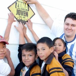 Arturo Rivera convive con niños y jóvenes de Pachuca