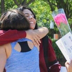 Abrazos gratis entre dos niñas en Día RULER