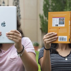 Alumnas con un iPad y un libro