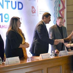 Katia García recibe premio estatal de la juventud