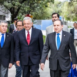 José Antonio Fernández, Salvador Alva y Andrés Manuel López Obrador en el Tec de Monterrey 