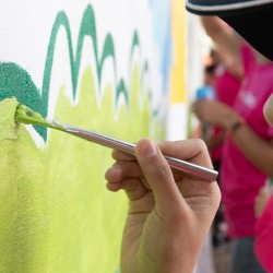 Voluntarios pintan barda en escuela de Pachuca