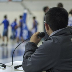 Alfonso Morales narrando partido de baloncesto en el Tec de Monterrey, campus Toluca