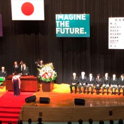 Monica Perusquía recibiendo grado doctoral en Japón