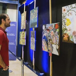 Eduardo Cid observa algunas obras  de arte más recientes.