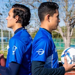 Carlos y José de espaldas con un balón de tocho y fútbol 