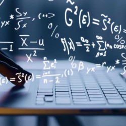 Laptop con imágenes de números que ilustra el concepto de investigación de profesora del Tec de Monterrey 