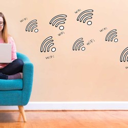 Mujer utilizando la computadora y en la pared aparecen iconos de conexión WiFi
