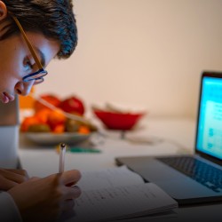 Foto alumnos estudiando en casa con su laptop