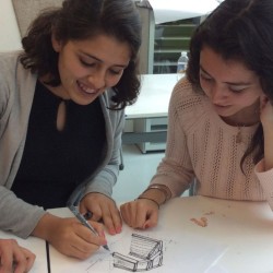 Alumnas de la carrera de arquitectura en San Luis Potosí diseñando un boceto 