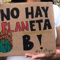 Melissa sosteniendo un cartel que dice "No hay planeta B"