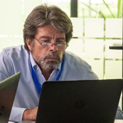 Profesor Armando Ledesma trabajando en su computadora