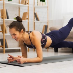 Chica haciendo ejercicio guiado por curso en línea