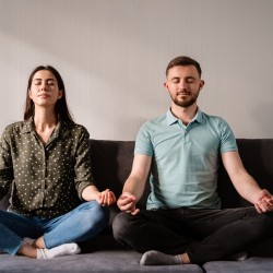 Hombre y mujer practicando mindfulness