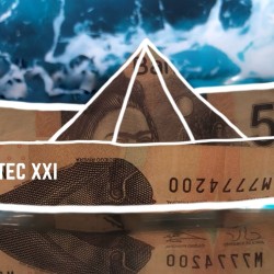 Barco de origami hecho con un billete de quinientos pesos en medio del océano con delineado digital blanco.