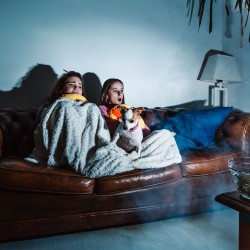 dos mujeres viendo película de terror