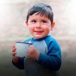 combate al hambre, niño portando una taza en sus manos