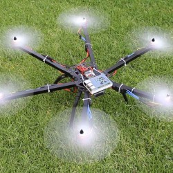 Dron de monitoreo ambiental en prueba de vuelo