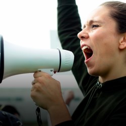 Mujer alzando la voz en protesta