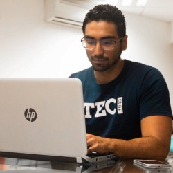 Luis Iván trabajando en su computadora.