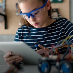 Más niñas en la ciencia; clave para romper paradigmas, señala experta 