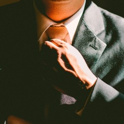 Hombre acomodándose su corbata 