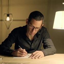 Rodrigo Chávez, el profesor del Tec que te enseña virtualmente a crear dibujos usando líneas y formas geométricas. 